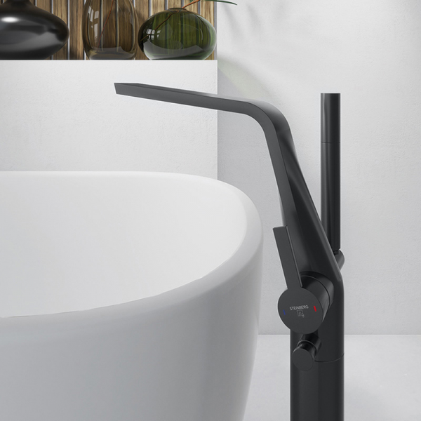 Steinberg Serie 260 Wannen/ Brause-Armatur, für Bodenmontage schwarz matt